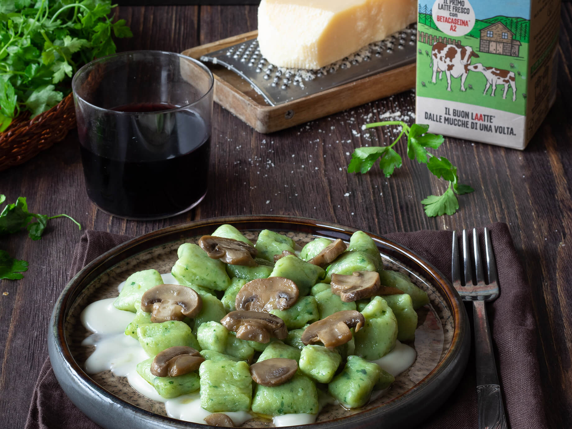 Gnocchi verdi con crema al formaggio e funghi – Tapporosso